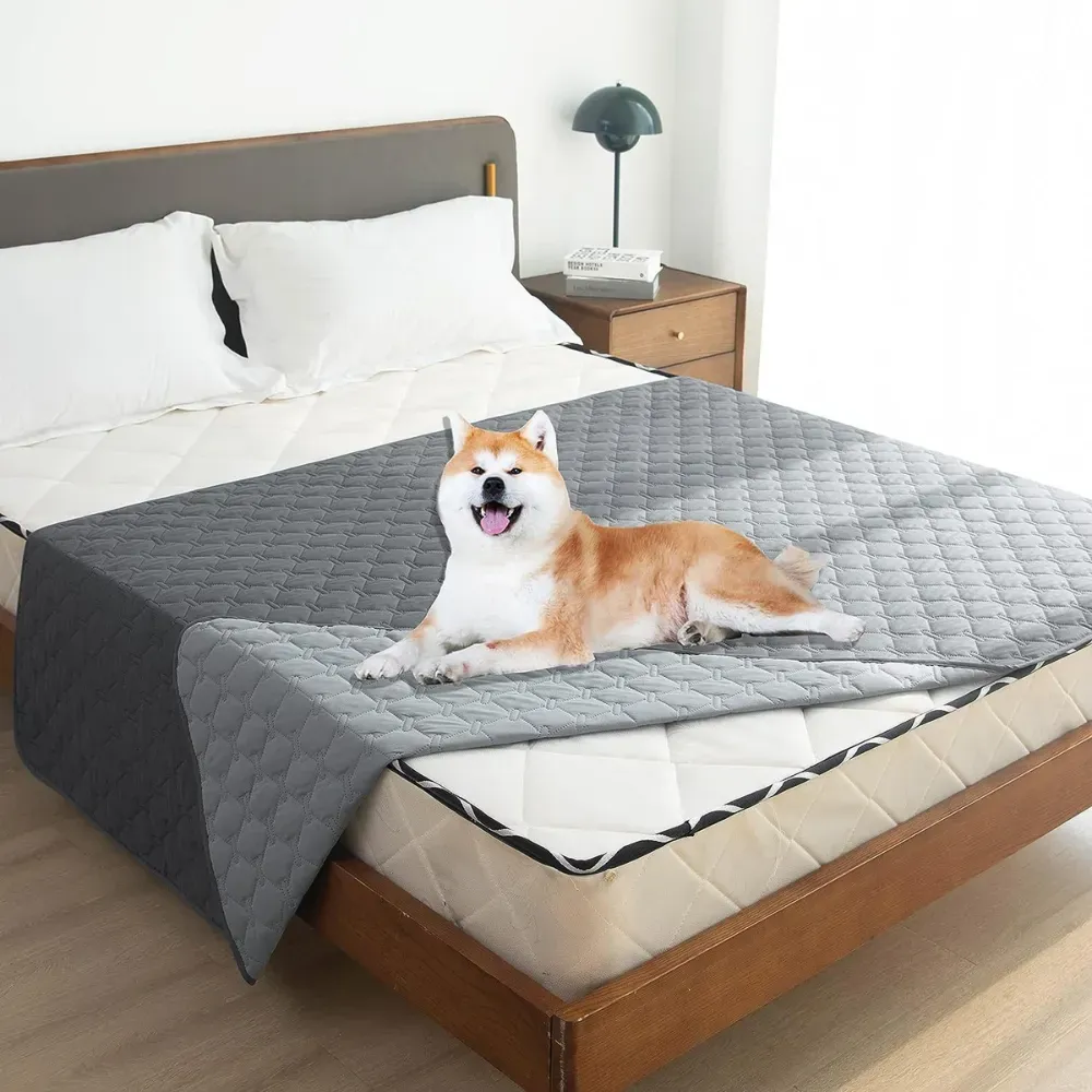 Ideal for a variety of situations, this mat is perfect for pets to use while eating, sleeping on the bed, or enjoying the outdoors. It also provides a practical solution for car owners, protecting the backseat from messes.