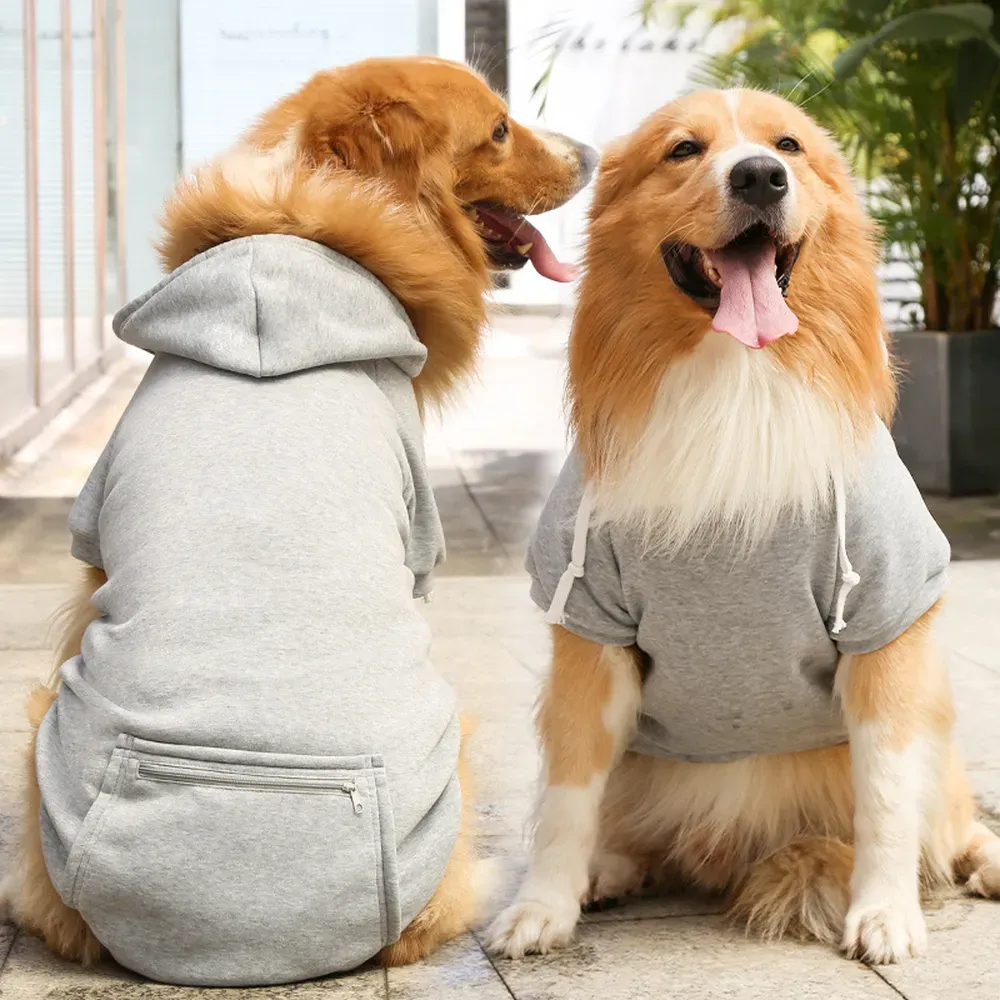 The zip pocket design allows pet owners to carry treats, toys, and other essentials conveniently, making walks, playtimes, and training sessions easier and more organized.