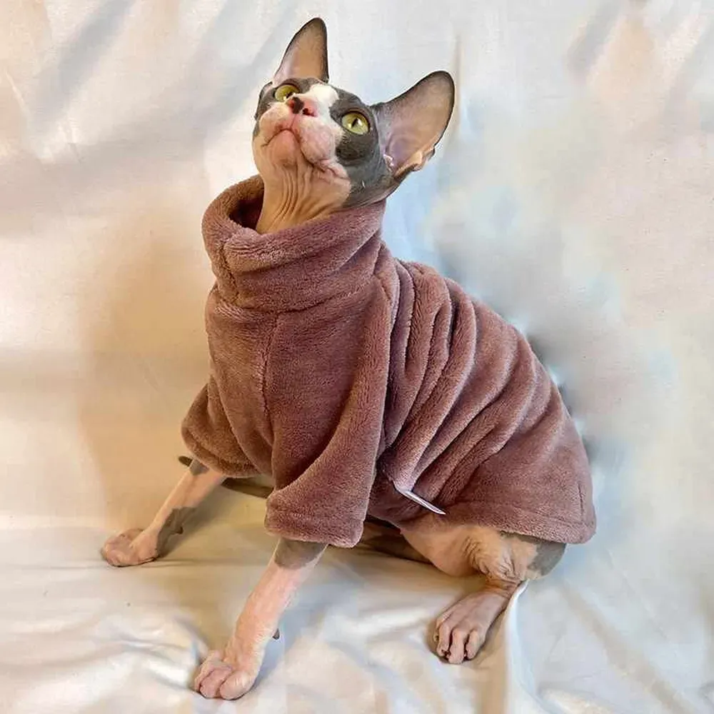 sphynx cat clothes (1)_1 Whether it’s for a chilly walk in the park or just lounging at home, this fleece clothing is a great way to keep hairless cats protected from the cold. It’s designed to be both stylish and functional for all winter activities.