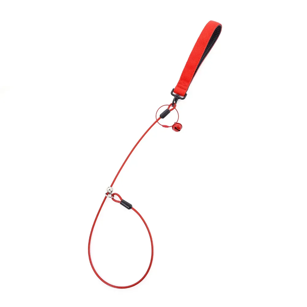 Long-Lasting Dog Leash with PVC-Coated Steel Wire: Built to last, this leash features a PVC-coated steel wire that resists wear and tear, making it the perfect choice for active dogs.