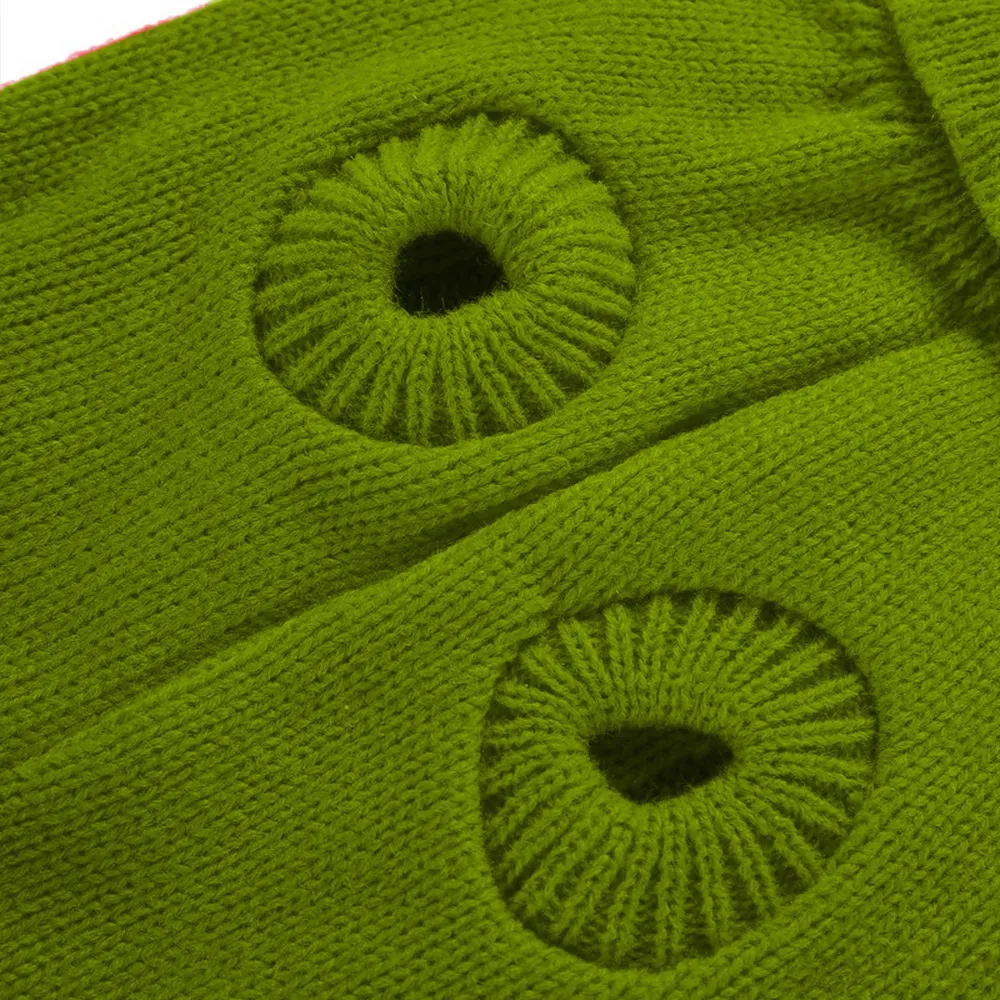 The cable-knit texture and turtleneck design make this sweater not only practical for warmth but also fashionable, perfect for businesses looking to offer trendy cold-weather apparel for pets.