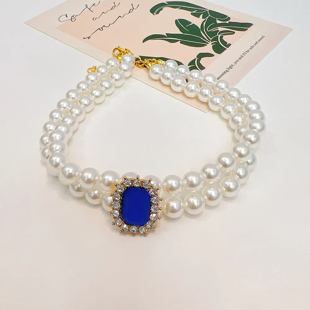 Add a touch of elegance to any pet with this pearl double-layer collar. The collar features a secure, adjustable design and is adorned with sparkling rhinestones, perfect for retailers offering high-end pet products.