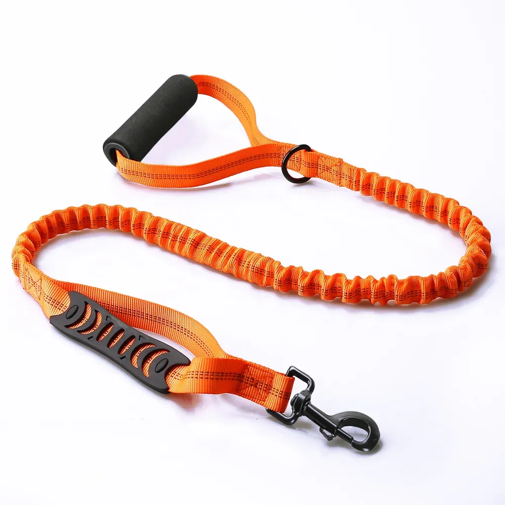 The leash's high-quality elastic material offers superior durability, making it an ideal choice for businesses that prioritize longevity in pet products.