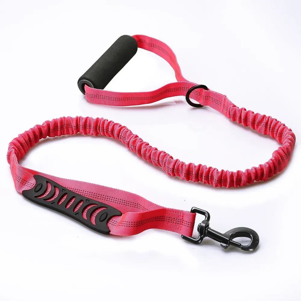This anti-pull leash is designed with elastic nylon material, which provides a buffer against sudden jerks, ensuring comfort for both the pet and the owner during daily walks.