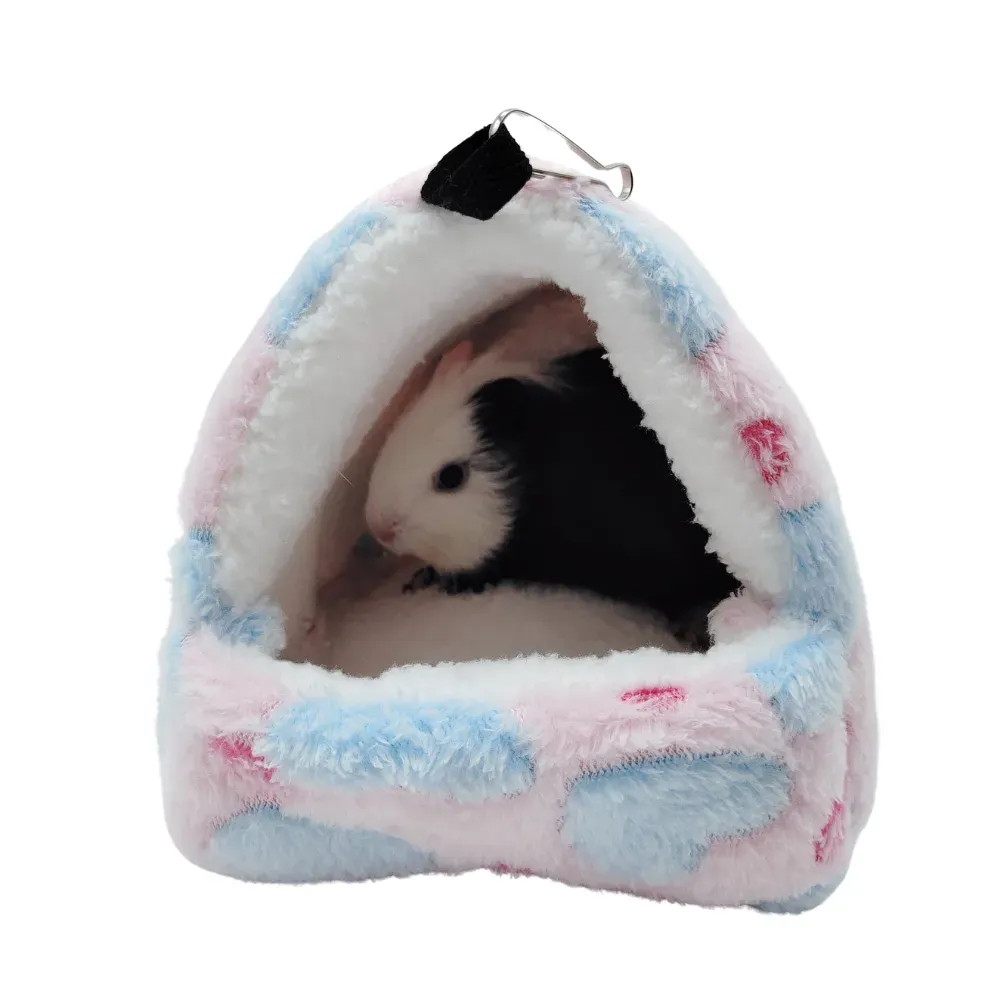 Keep small pets warm and comfortable with this fleece winter nest. Its excellent insulation and soft texture ensure pets are protected from cold temperatures, providing them with a safe and cozy space to rest.