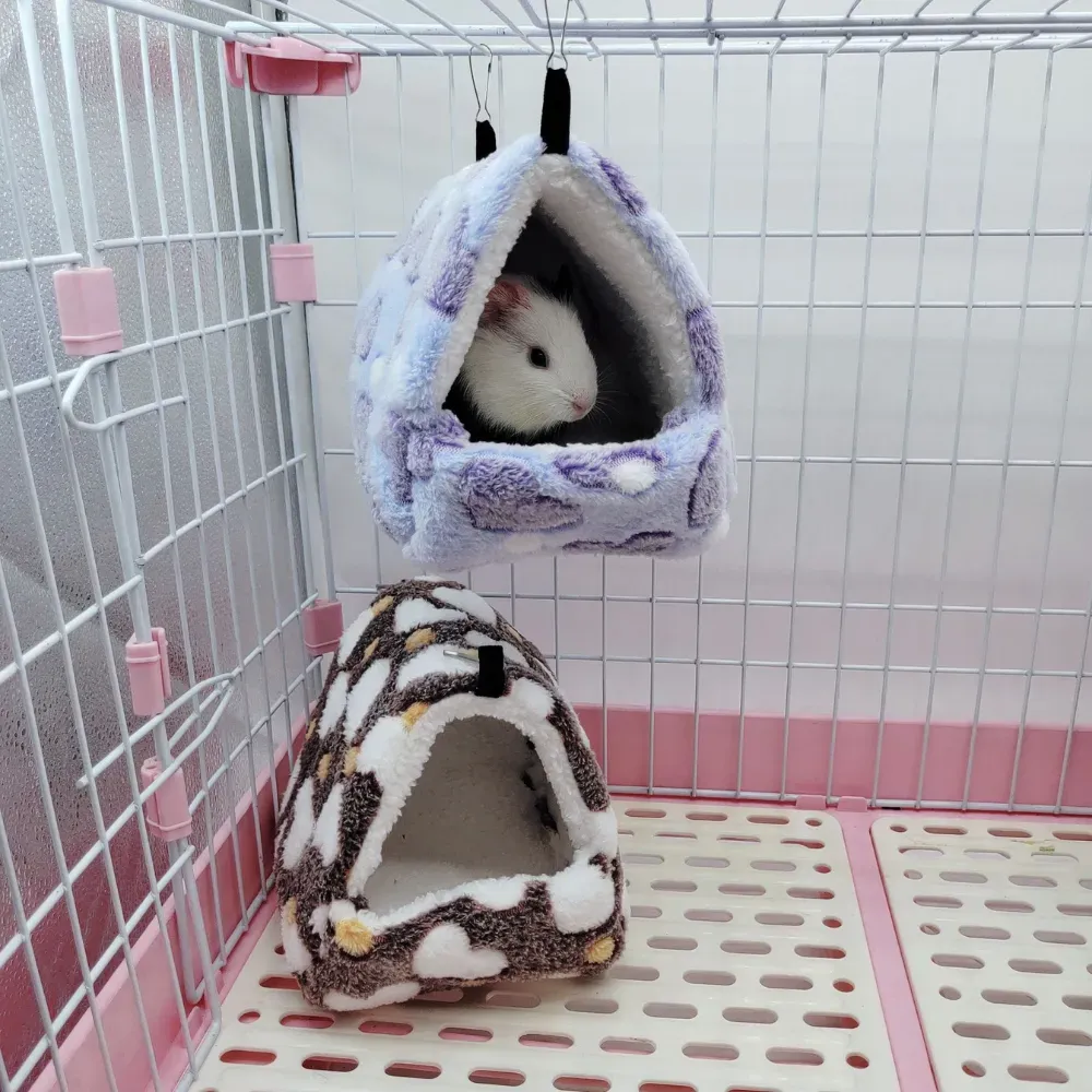 Businesses seeking to offer premium bedding solutions for small pets will find this fleece nest a great choice. Its practical features, including hooks for cage attachment and easy-to-clean fabric, make it both user-friendly and efficient.