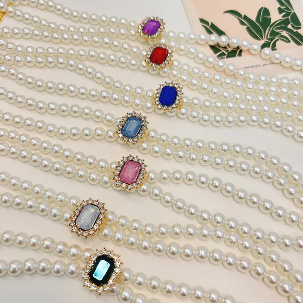 Featuring high-quality pearls and sparkling rhinestones, this luxury pet collar offers an elegant and fashionable look. Ideal for both cats and dogs, it’s available in adjustable sizes for a comfortable fit.