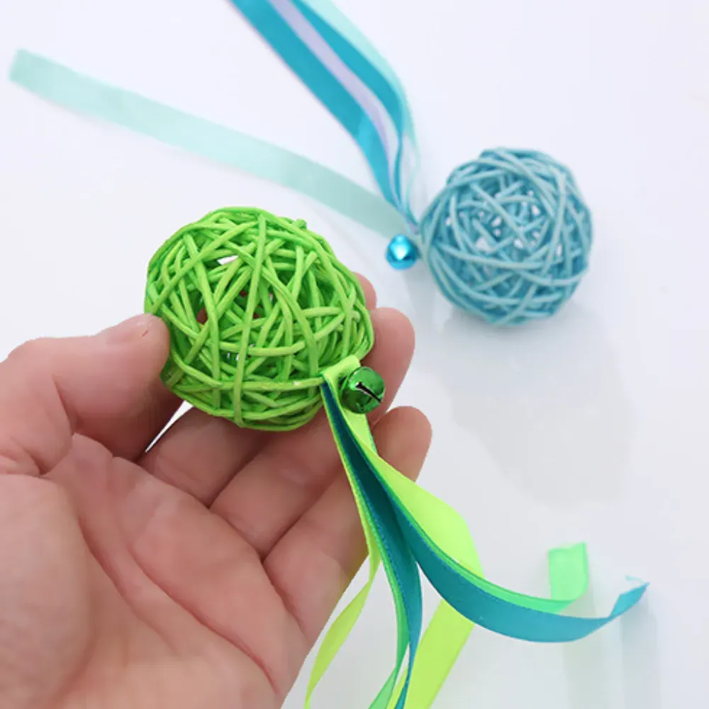 Made with durable rattan and safe, soft ribbons, this cat toy is built for long-lasting play. The bell adds a sound element, making it ideal for encouraging cats to interact and play independently.