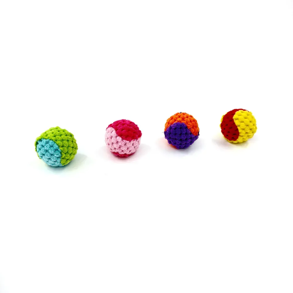 The pineapple velvet double ball toy is made from soft, non-toxic materials, ensuring it is safe for pets and a great addition to any pet store’s catalog. Its durability makes it suitable for long-term use, even with the most active cats.