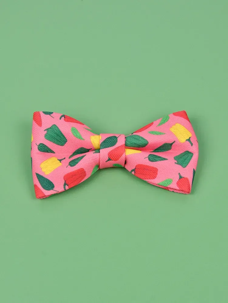 pet bow tie (5) Lightweight and Breathable Fabric: Made from lightweight, breathable fabric, this bow tie is ideal for the warmer months. It provides comfort to pets during hot weather without compromising on style, ensuring pets stay cool while looking fashionable.