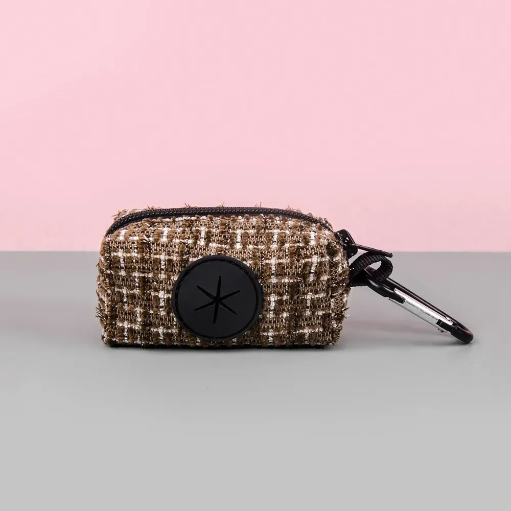 Made from durable, weather-resistant materials, this dispenser ensures reliable use throughout the fall and winter, making it an essential item for pet owners looking for a long-lasting, stylish waste management accessory.