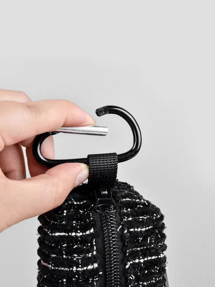 The carabiner attachment makes this dispenser easy to clip onto leashes, belts, or bags, offering convenient, hands-free carrying for pet owners
