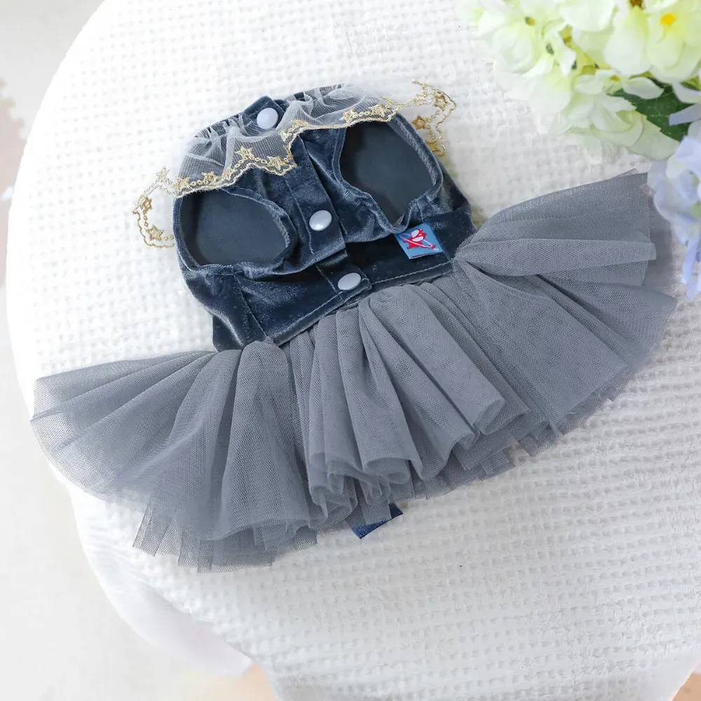 pet wedding dress (6) Perfect for special occasions, this wedding gown for pets is ideal for those looking to add a touch of elegance and charm to their pet’s wardrobe.