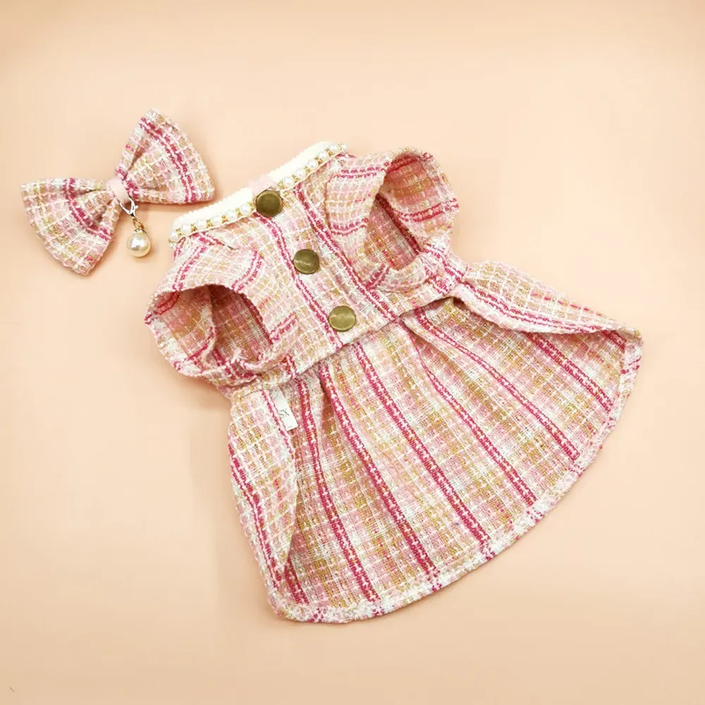 The set is designed for cats and dogs, offering a comfortable, adjustable fit that ensures pets can wear it comfortably for photoshoots, special occasions, or daily outings.