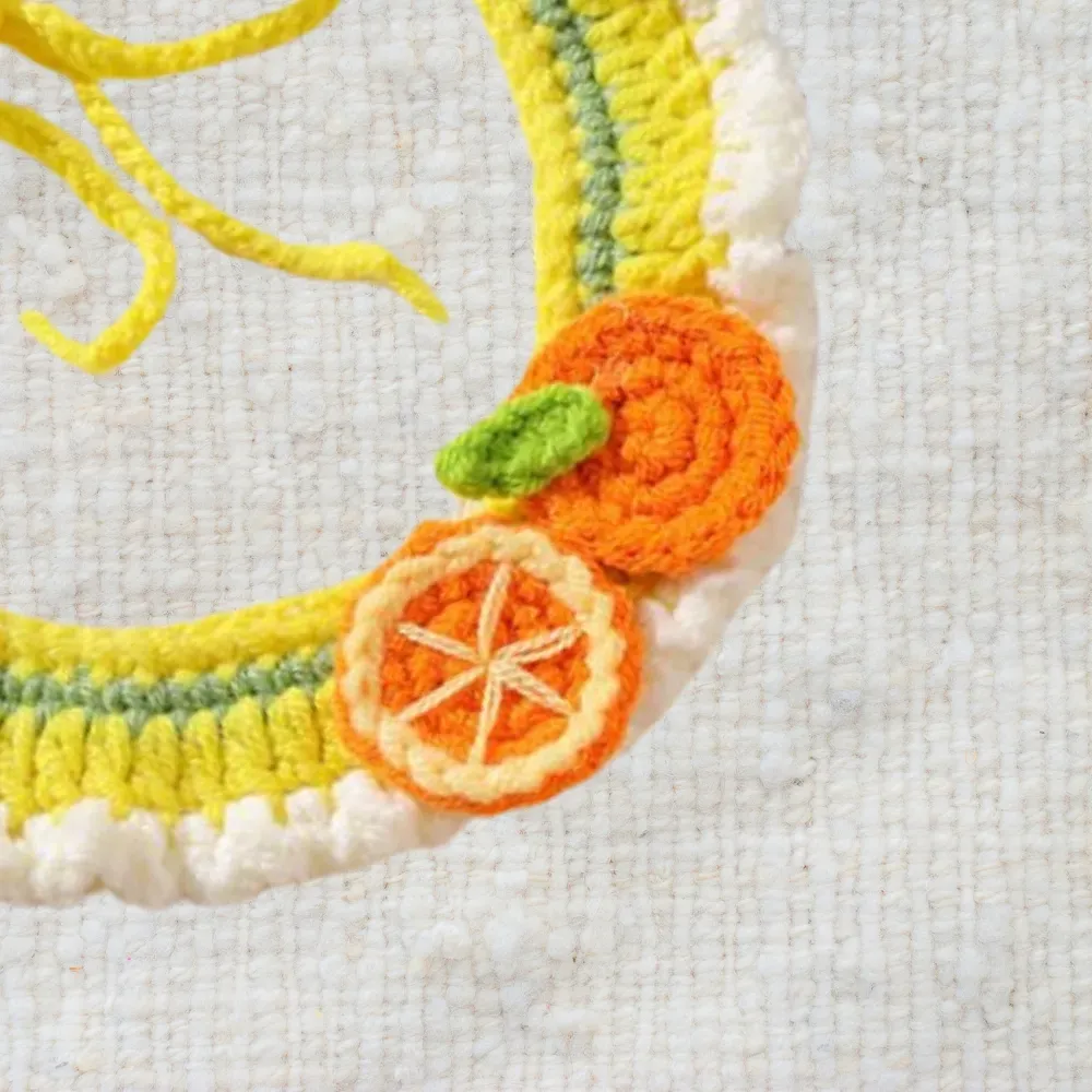 Small pet scarf with a playful 3D orange design, ideal for photos and decoration.