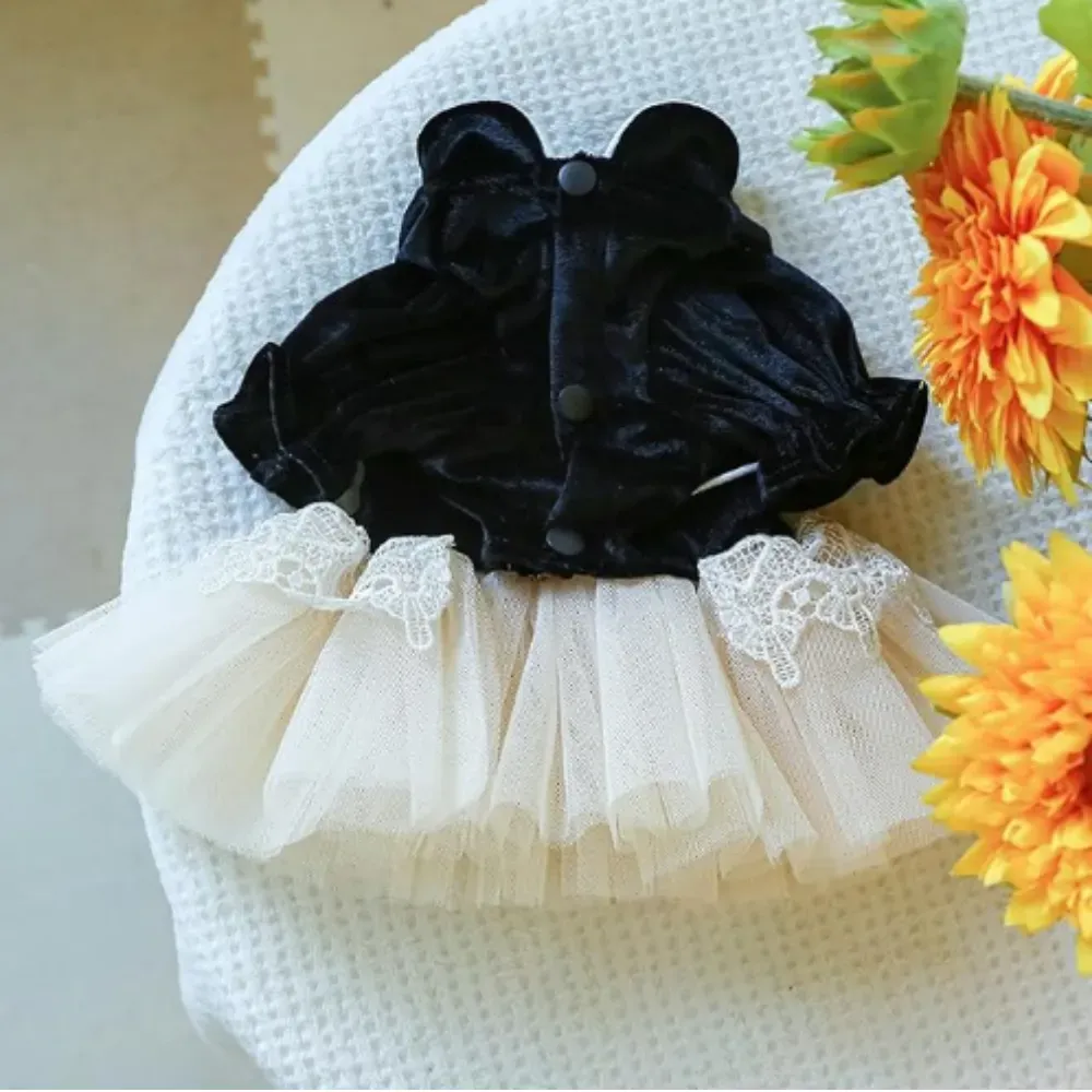 Made with soft tulle and durable materials, this dress combines comfort with style. Its attention to detail and use of premium fabrics make it a long-lasting option for pet fashion, which is essential for retailers seeking high-quality products.