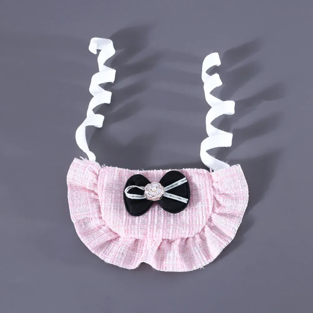 This complete 1-set Christmas pet outfit includes a knitted bib with a pearl bow and a beret hat, designed to keep pets stylish and cozy during the holiday season.