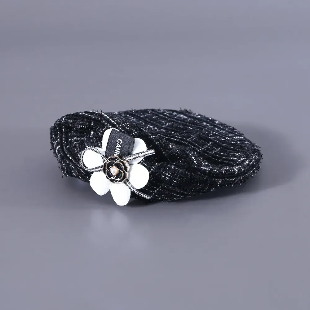 dog hat (2) Crafted from soft knitted fabric, this pet accessory set provides both warmth and comfort, making it a perfect addition to pets’ wardrobes for seasonal wear.