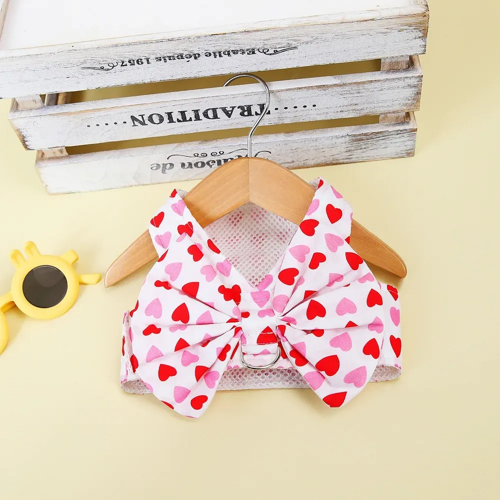 This heart-shaped chest top with a large bow is the perfect combination of style and comfort for pets. 